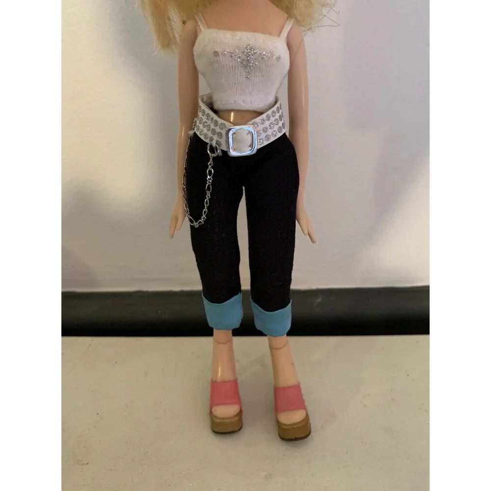 Vintage 2001 MGA Bratz Cloe Doll w/ Pants, Shirt & Heels. Blonde Green Eyes